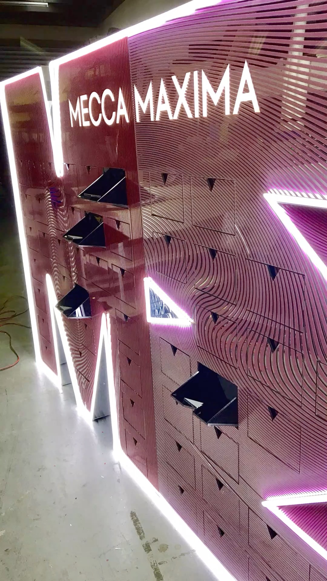 MECCA MAXIMA sculptural retail display